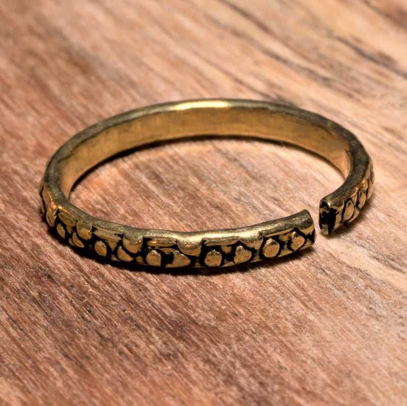 Varso Kempu & Emerald Gold Brass Alloy Toe Ring - 213005